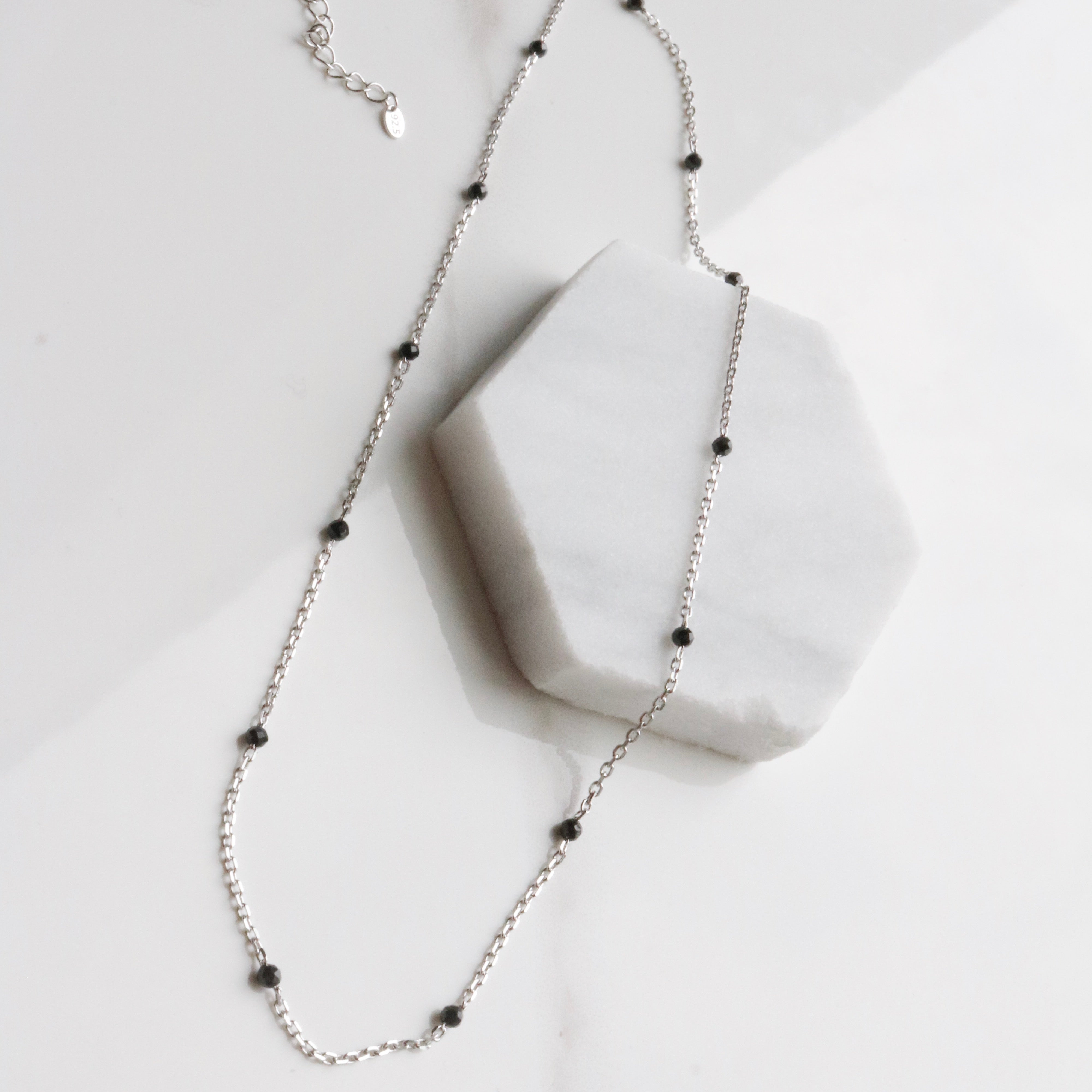 Black spinel relay necklace