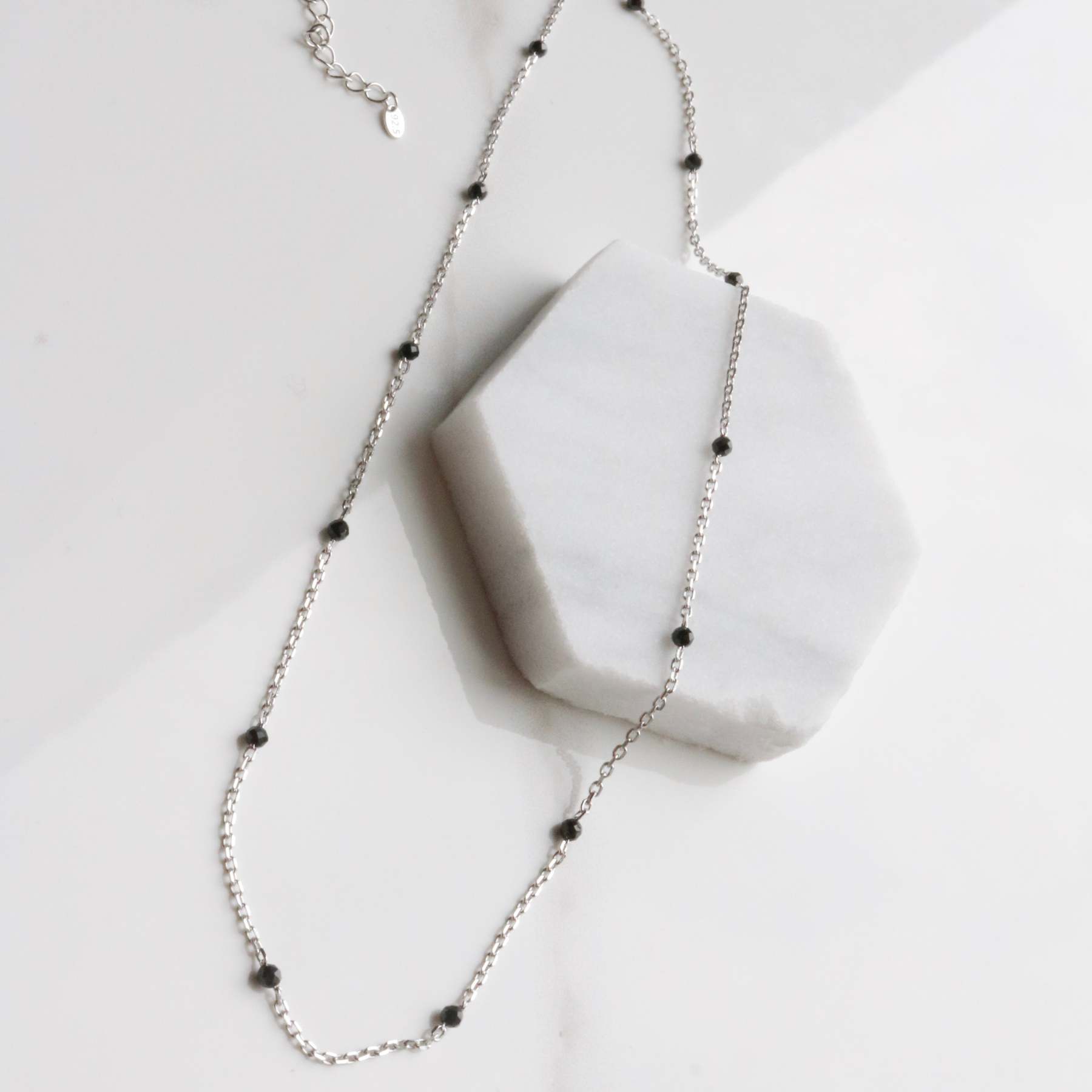 Black spinel relay necklace