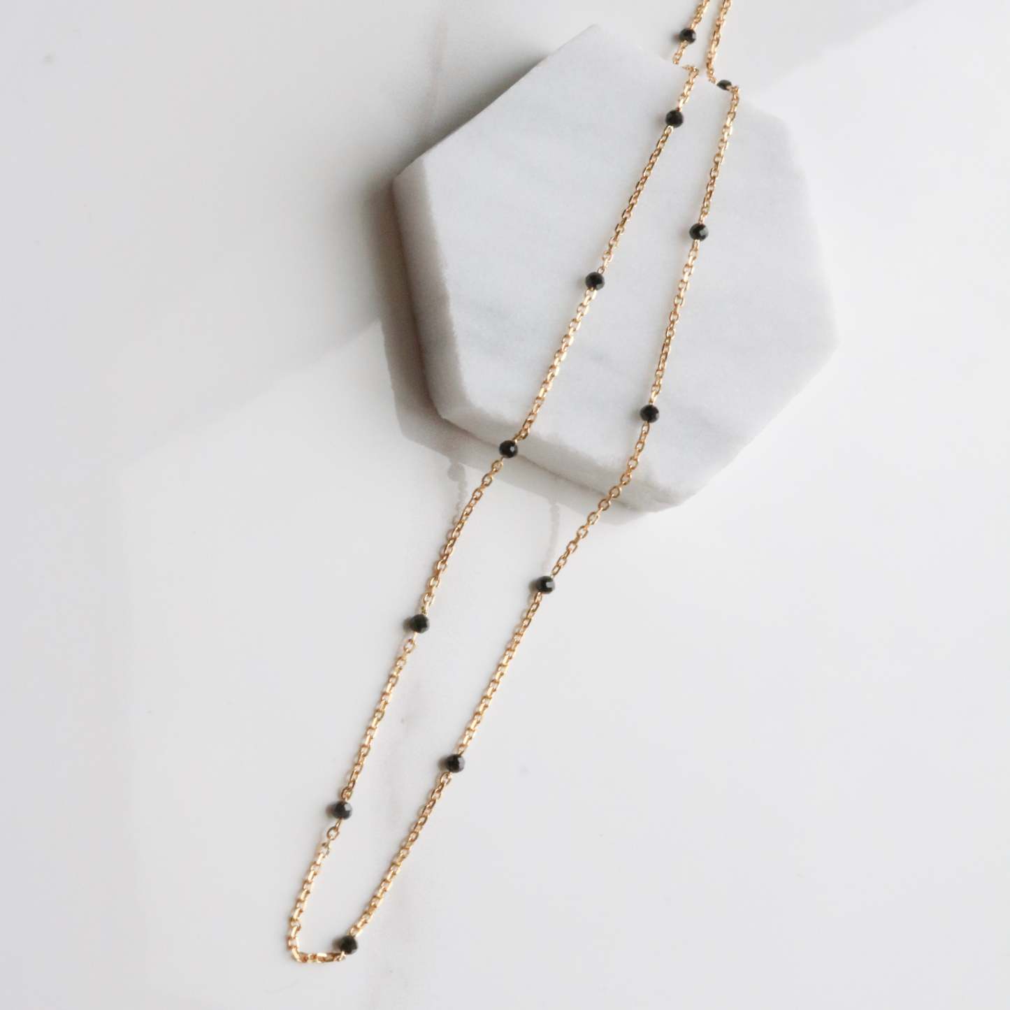 Black spinel relay necklace