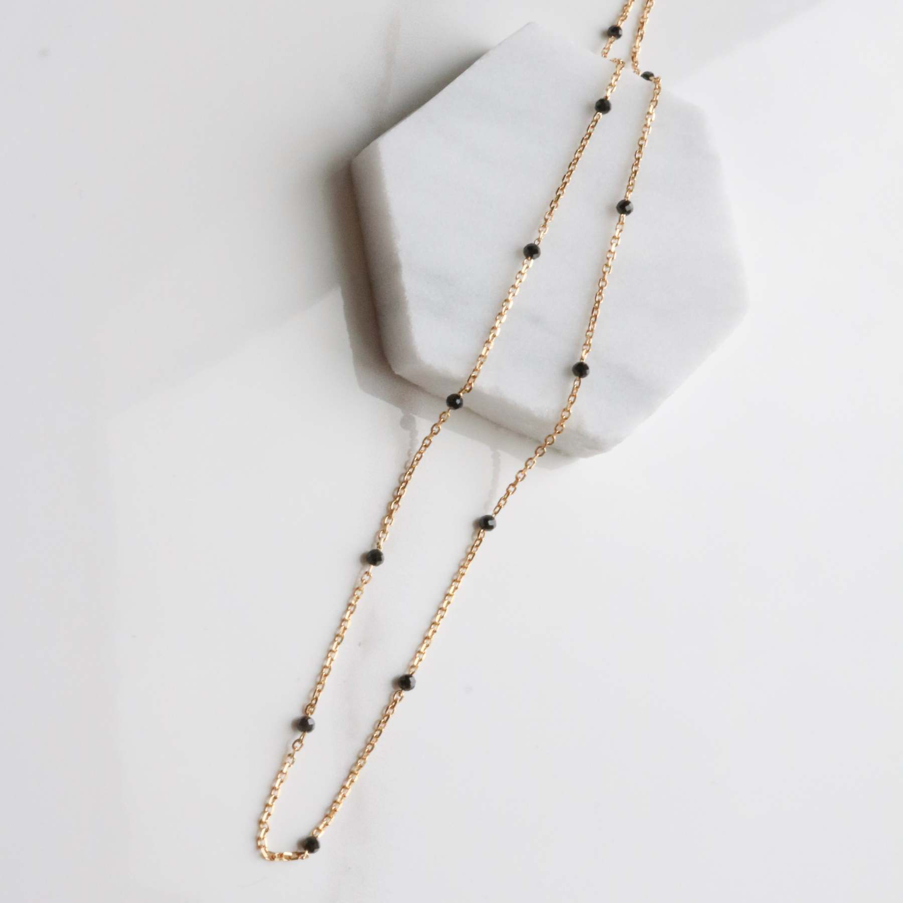 Black spinel relay necklace