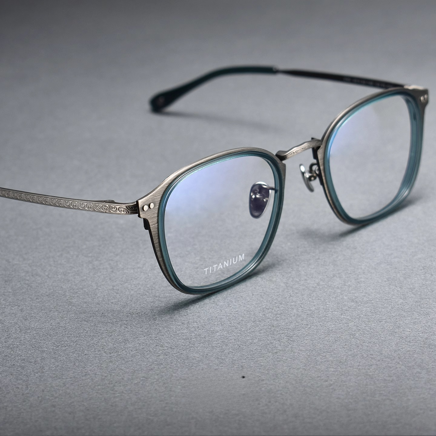 RETRO BRUSHED PURE TITANIUM COLOR-CHANGING MULTIFOCAL READING GLASSES