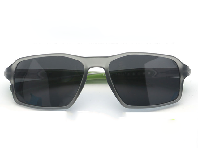 FASHIONABLE PHOTOCHROMIC GLASSES WITH TELESCOPIC TEMPLES