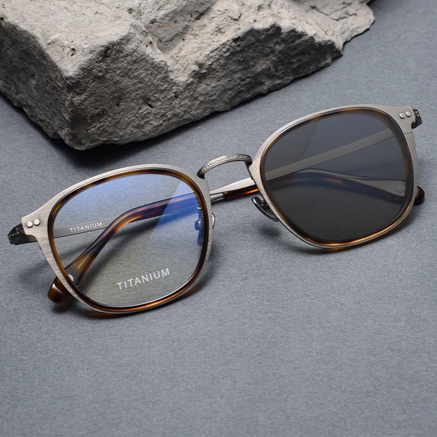 RETRO BRUSHED PURE TITANIUM COLOR-CHANGING MULTIFOCAL READING GLASSES