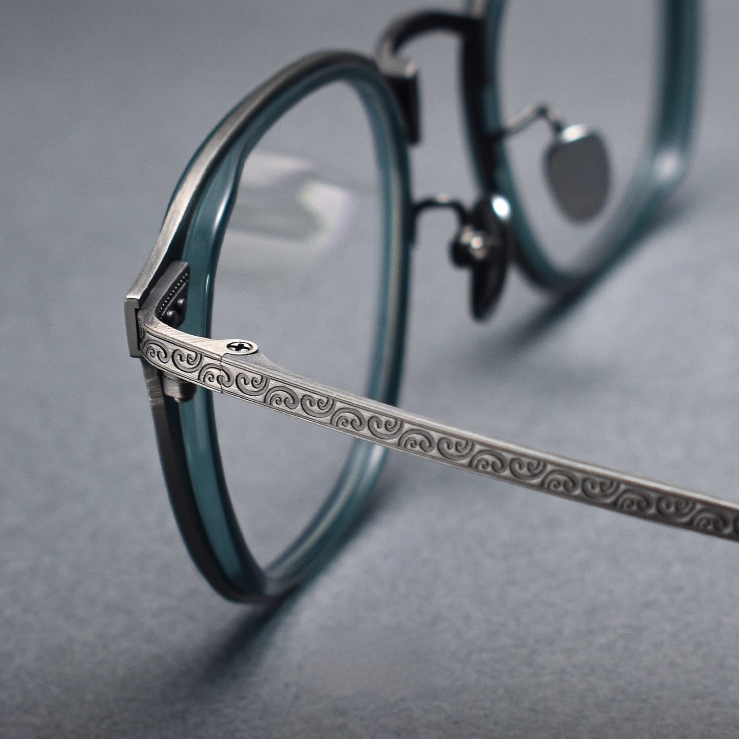 RETRO BRUSHED PURE TITANIUM COLOR-CHANGING MULTIFOCAL READING GLASSES