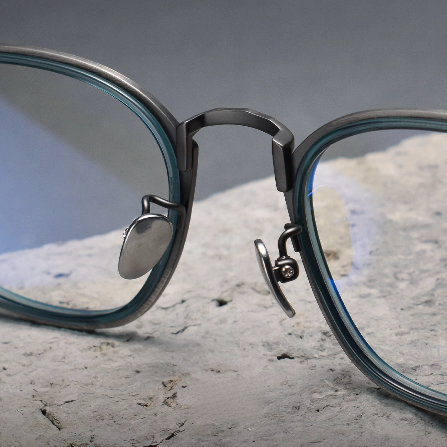 RETRO BRUSHED PURE TITANIUM COLOR-CHANGING MULTIFOCAL READING GLASSES