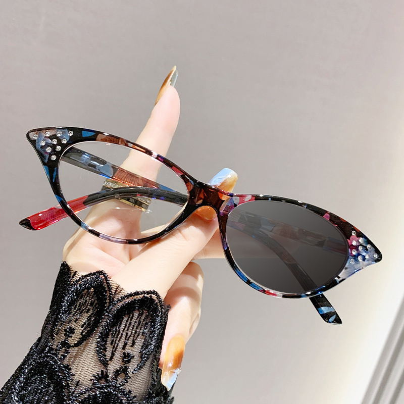  DIAMOND-STUDDED CAT-EYE PHOTOCHROMIC READING GLASSES
