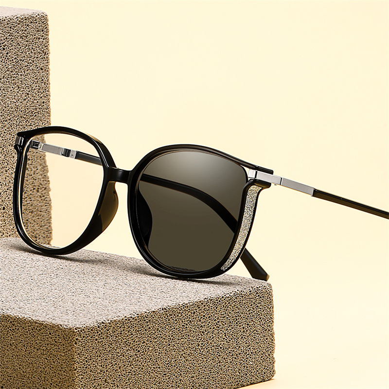 WOMEN'S FASHION LARGE FRAME DIAMOND COLOR CHANGING READING GLASSES