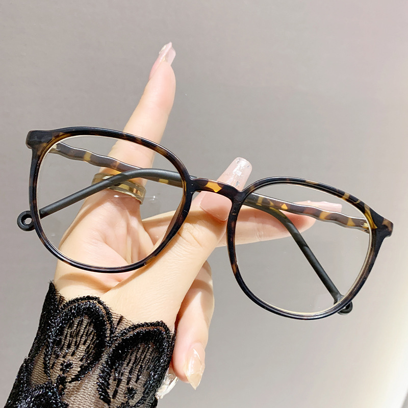 SIMPLE AND VERSATILE WAVY-FRAME READING GLASSES