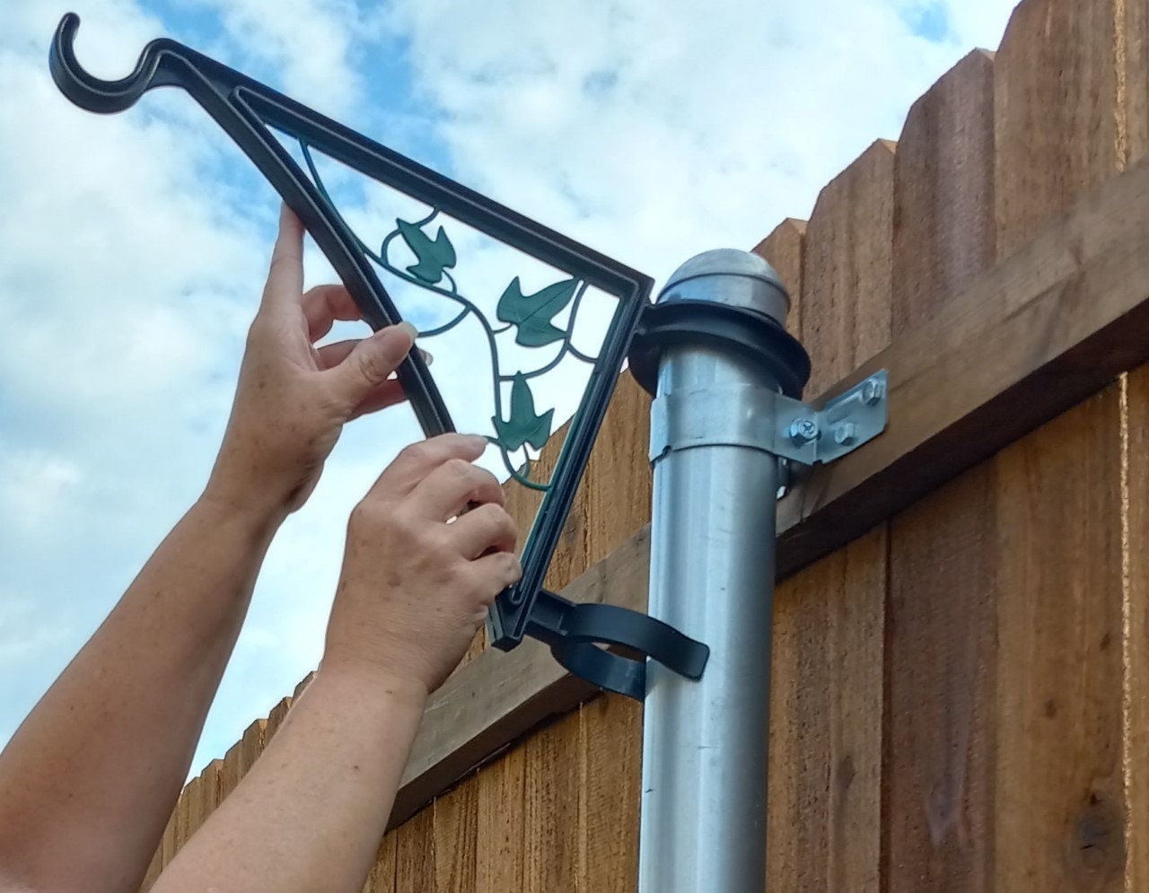 Hangs Fence Post Hanger - Ivy Insert