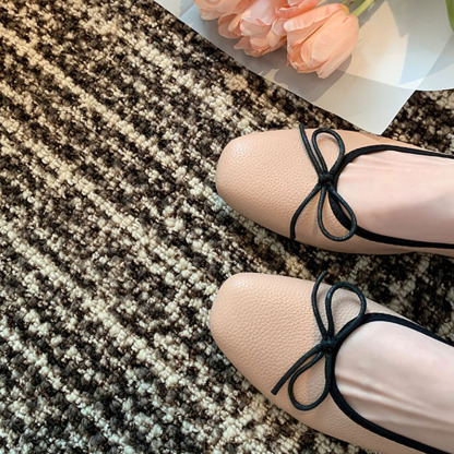Neue Damenschuhe im französischen Stil mit eckiger runder Spitze und flachem Mund