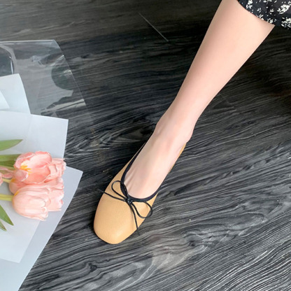 Neue Damenschuhe im französischen Stil mit eckiger runder Spitze und flachem Mund