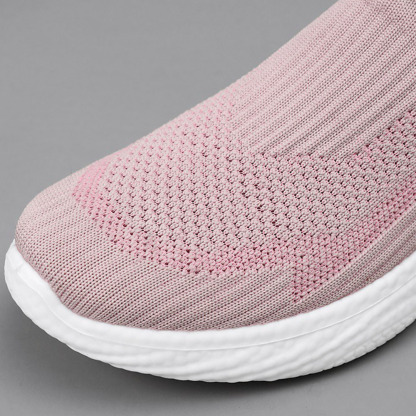 Neue Fly-Strick-Sneaker mit weicher Sohle