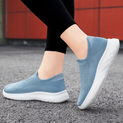 Neue Fly-Strick-Sneaker mit weicher Sohle