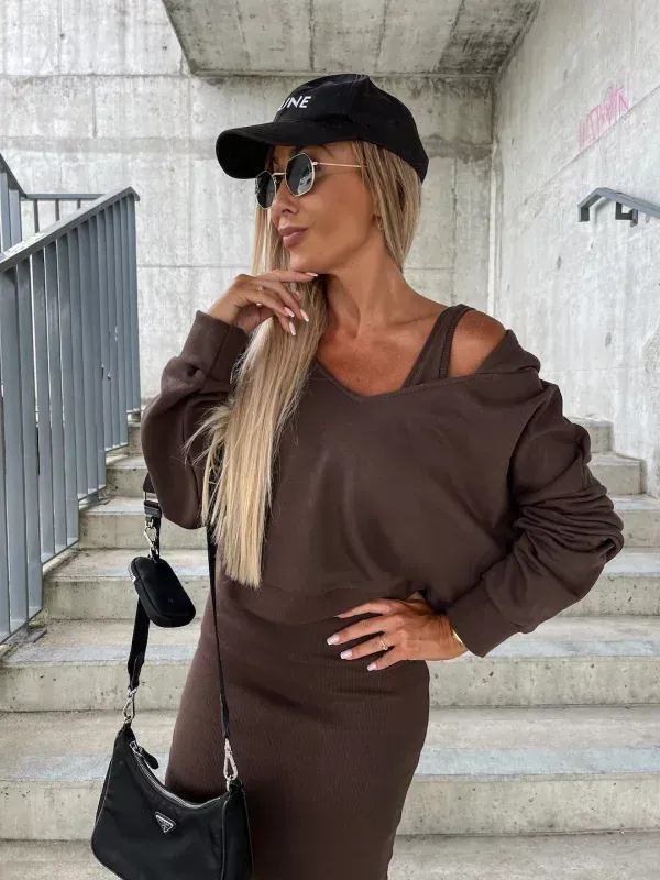 Ärmelloses Kleid und Hoodie