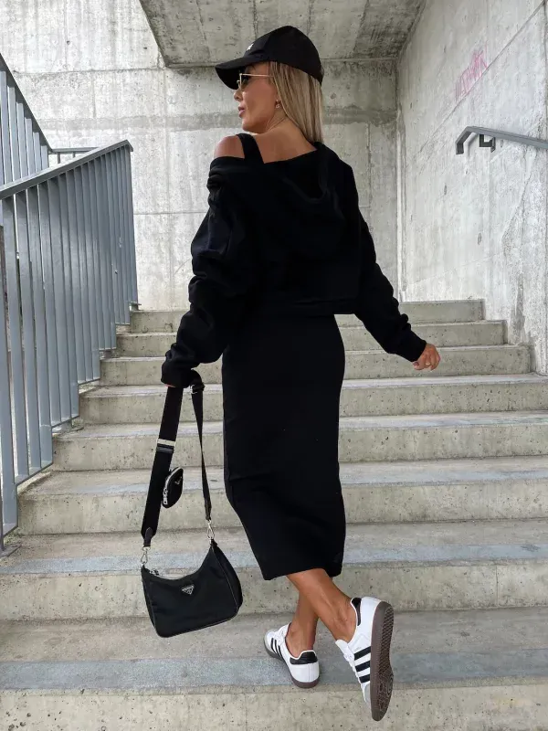 Ärmelloses Kleid und Hoodie