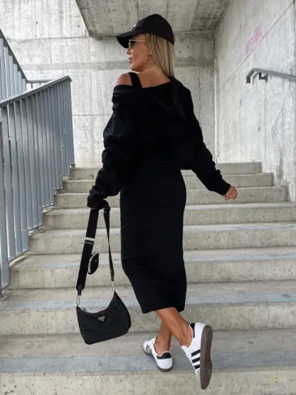 Ärmelloses Kleid und Hoodie