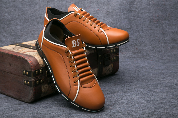 ERWEITERTE BREITE FUSS- UND ABSATZBEQUEME, RUTSCHFESTE SNEAKERS FÜR HERREN