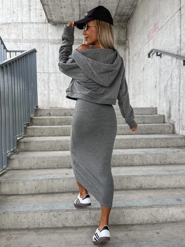 Ärmelloses Kleid und Hoodie