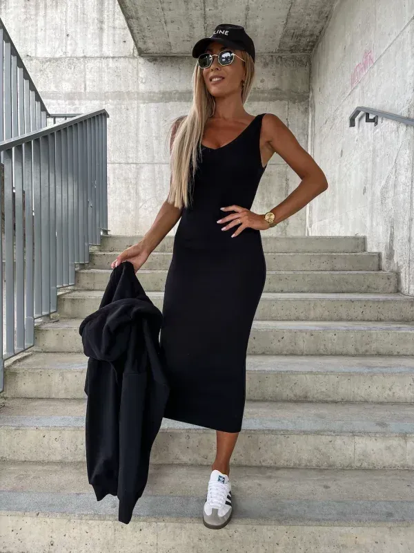 Ärmelloses Kleid und Hoodie
