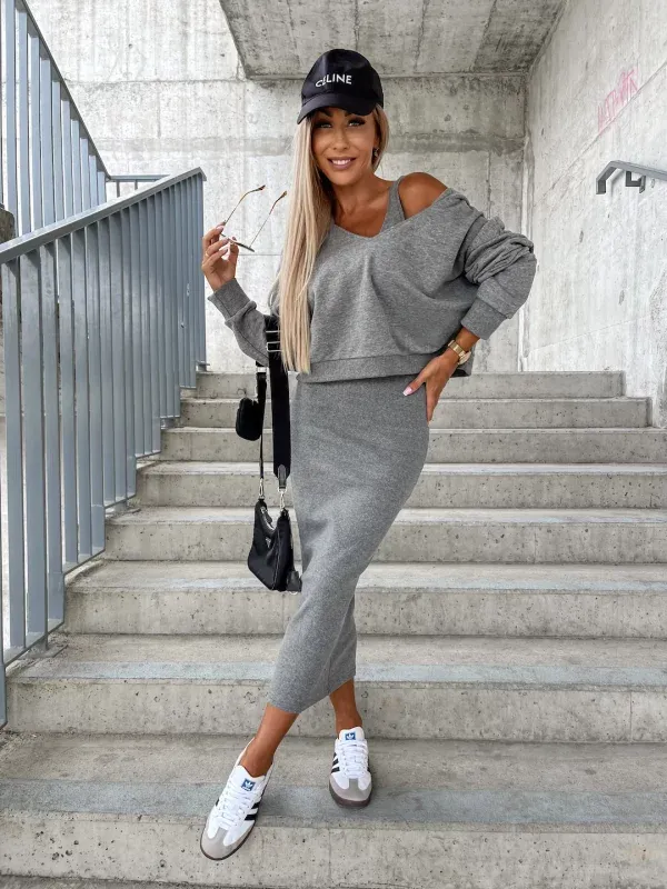 Ärmelloses Kleid und Hoodie