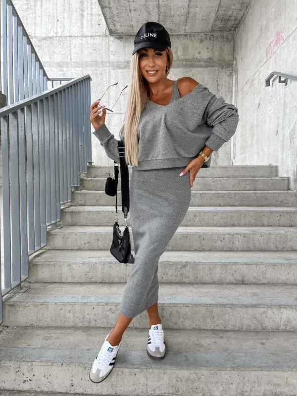 Ärmelloses Kleid und Hoodie