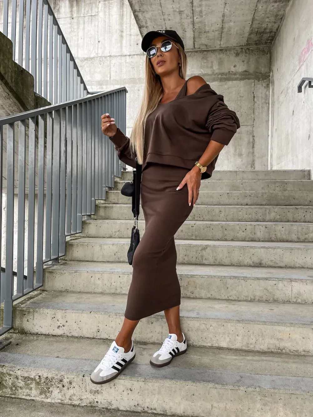 Ärmelloses Kleid und Hoodie