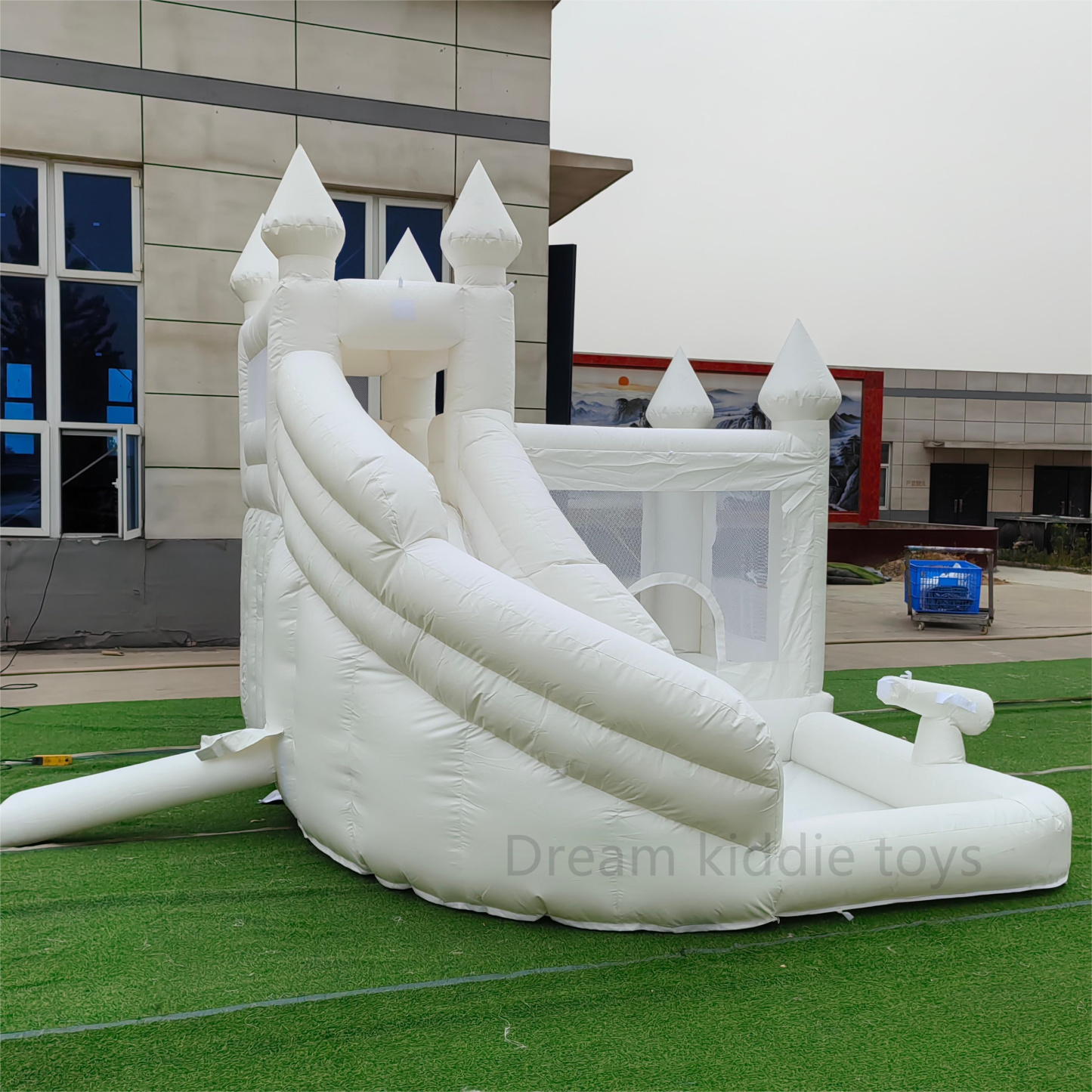 White Bounce House With Ocean Ball Pool And Slide Jumper Bouncy Castle Inflatable Bouncer with water gun soft play