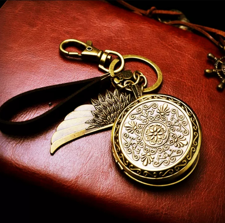 Personalized retro keychain creative male and female couple keychain can be opened to take photos