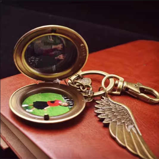 Personalized retro keychain creative male and female couple keychain can be opened to take photos