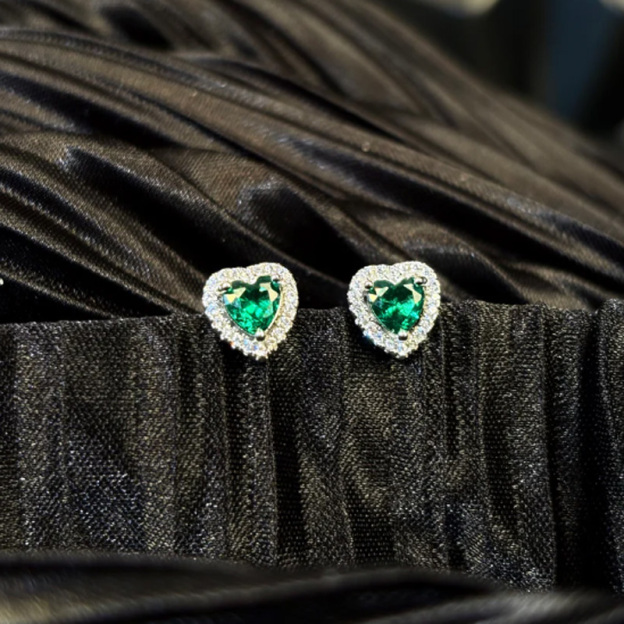 Fashionable zircon heart earrings
