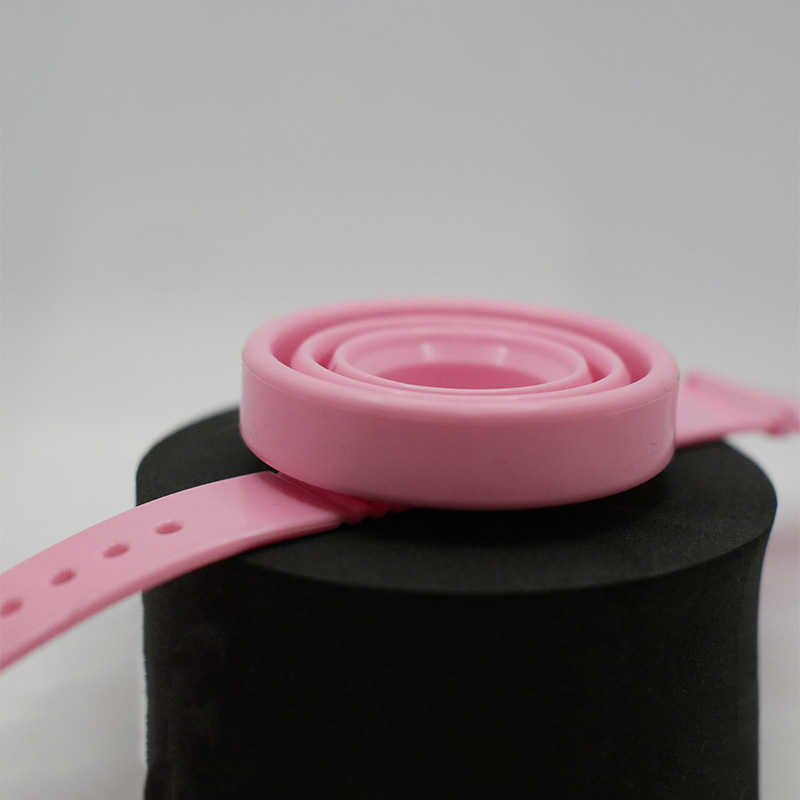 Foldable wrist wine glass