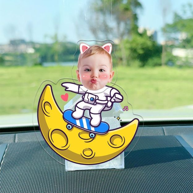 Customized photos of DIY acrylic automatic shaking head ornaments