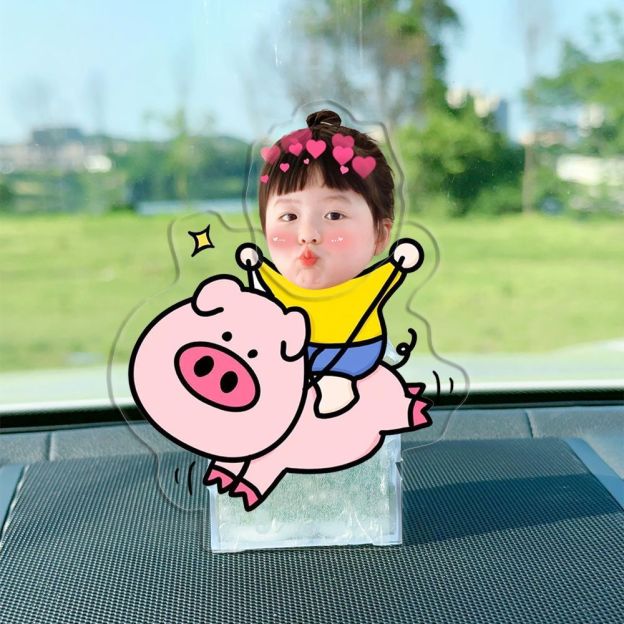 Customized photos of DIY acrylic automatic shaking head ornaments