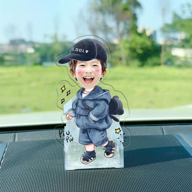 Customized photos of DIY acrylic automatic shaking head ornaments