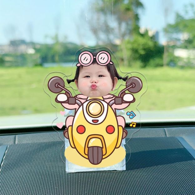 Customized photos of DIY acrylic automatic shaking head ornaments