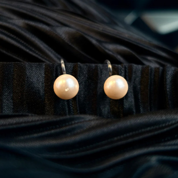 Fashion pearl earrings