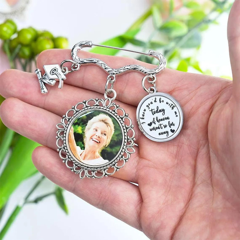 Customized graduation commemorative brooch