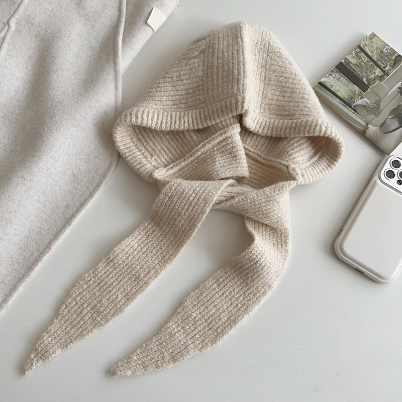 Thick knitted angled hood