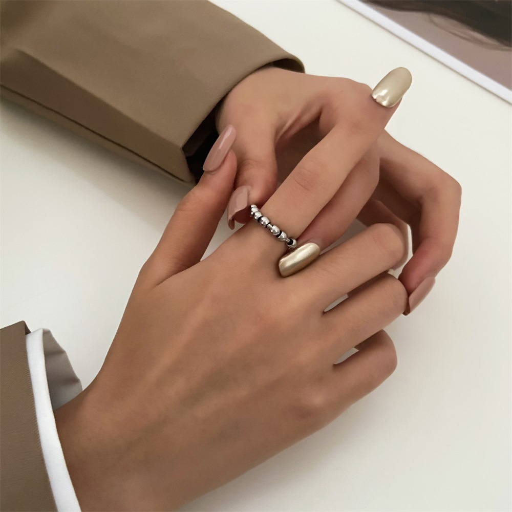 Rotatable stress-relieving anxiety bead ring