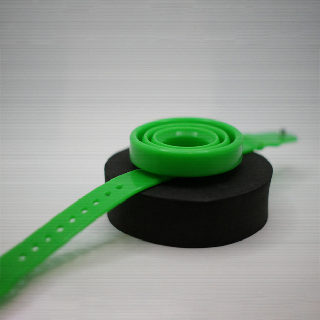 Foldable wrist wine glass