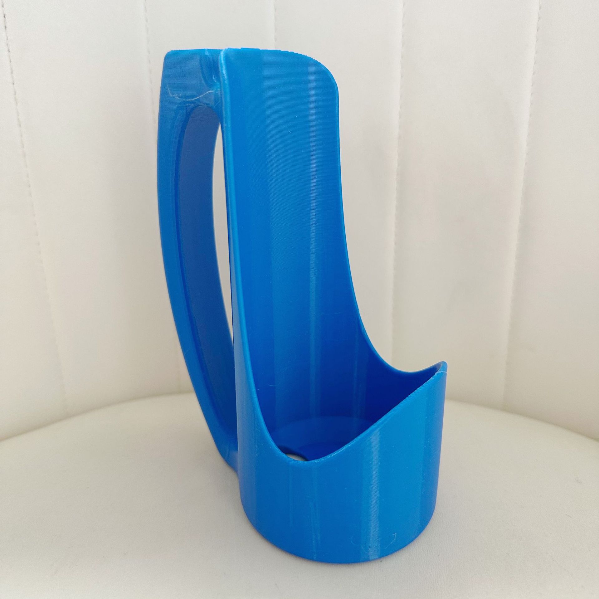 Slim can holder with handle