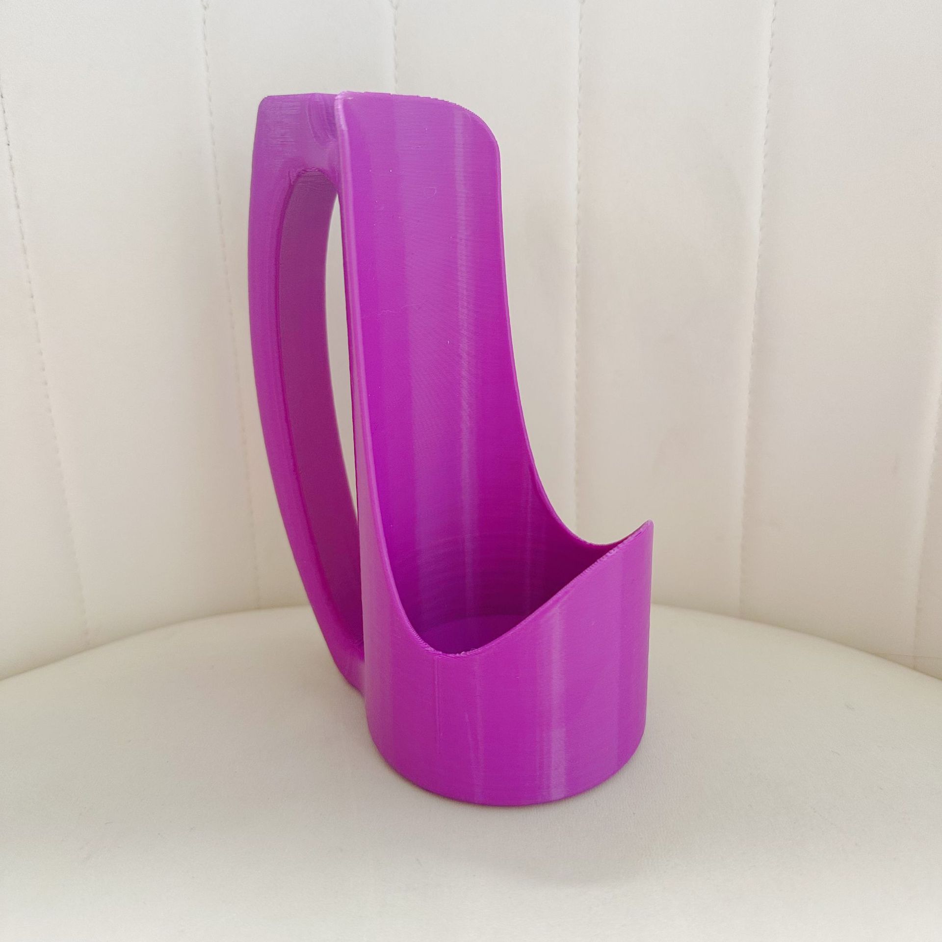 Slim can holder with handle