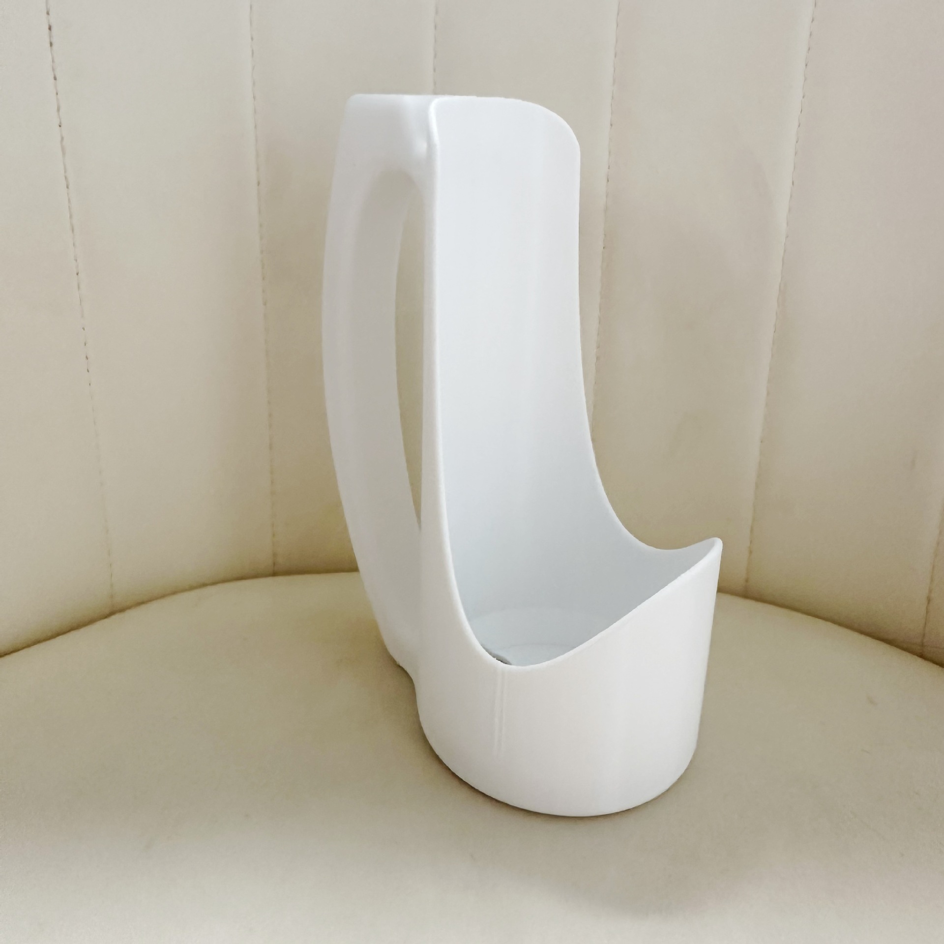 Slim can holder with handle