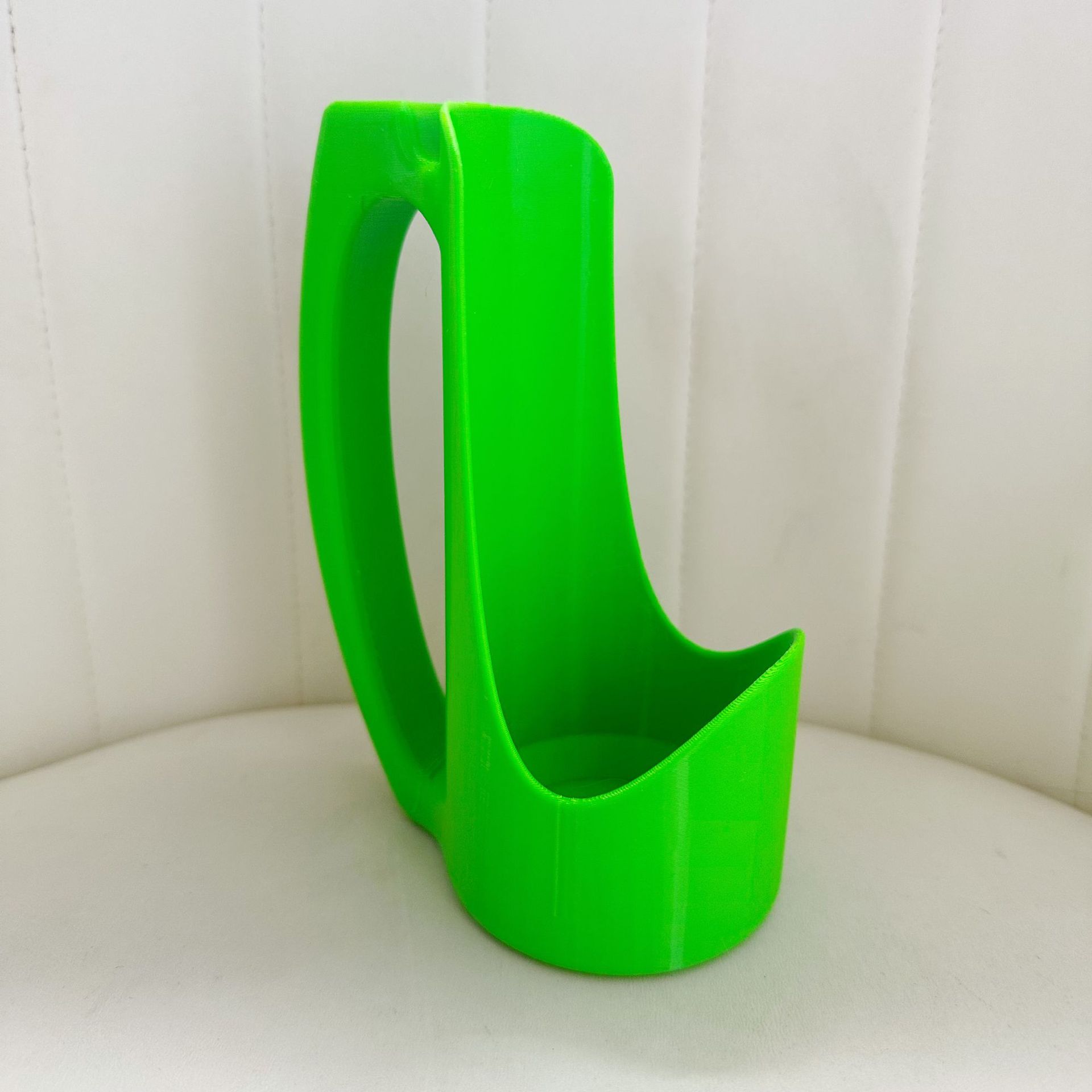 Slim can holder with handle