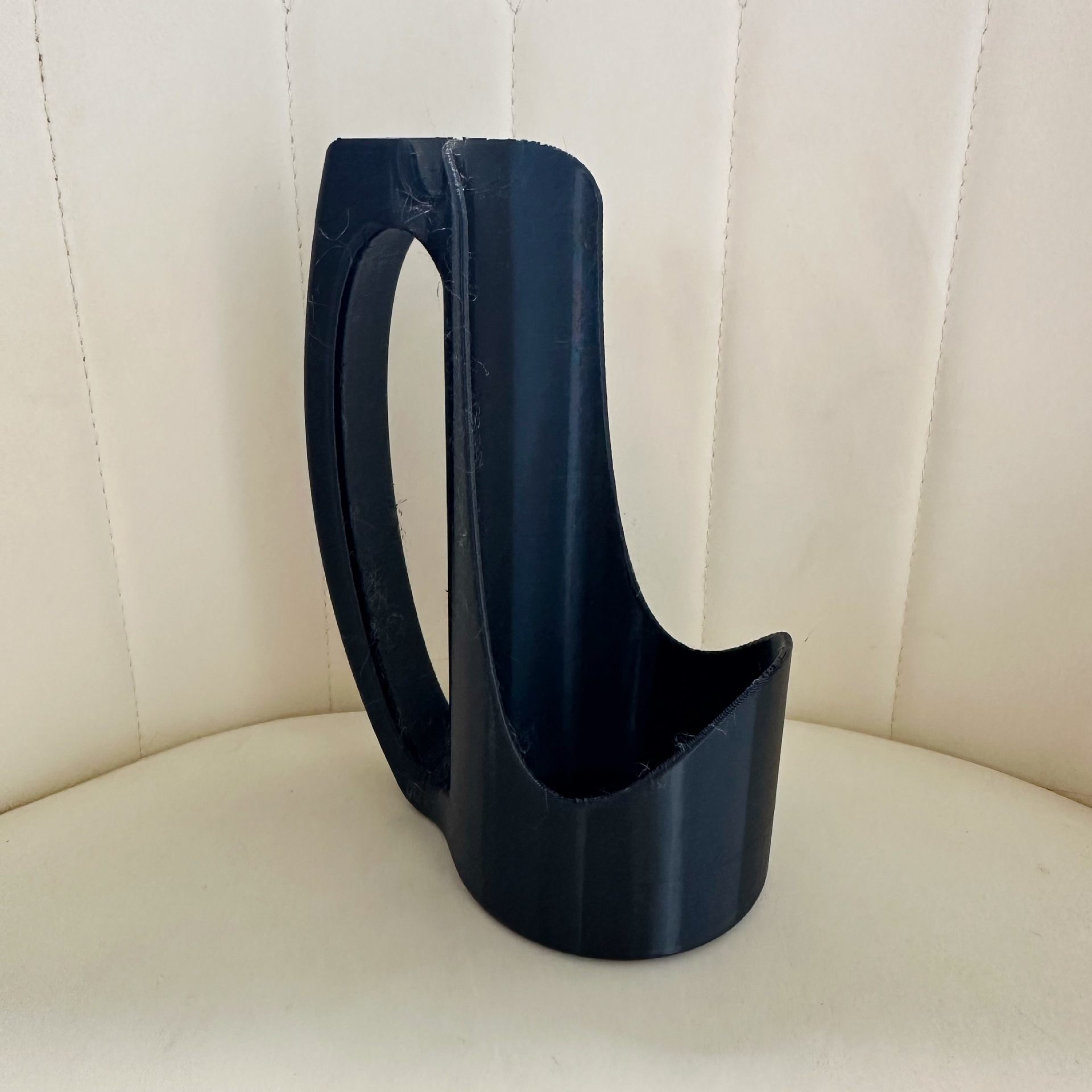 Slim can holder with handle
