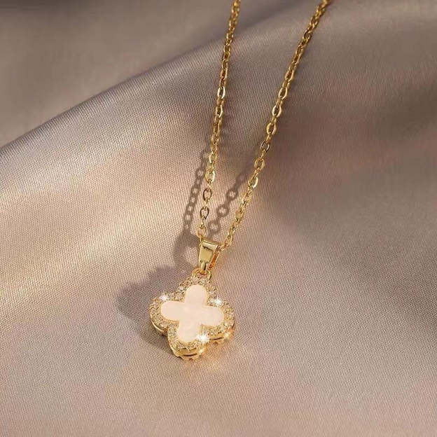 Diamond Clover Necklace Premium Feeling Collarbone Chain