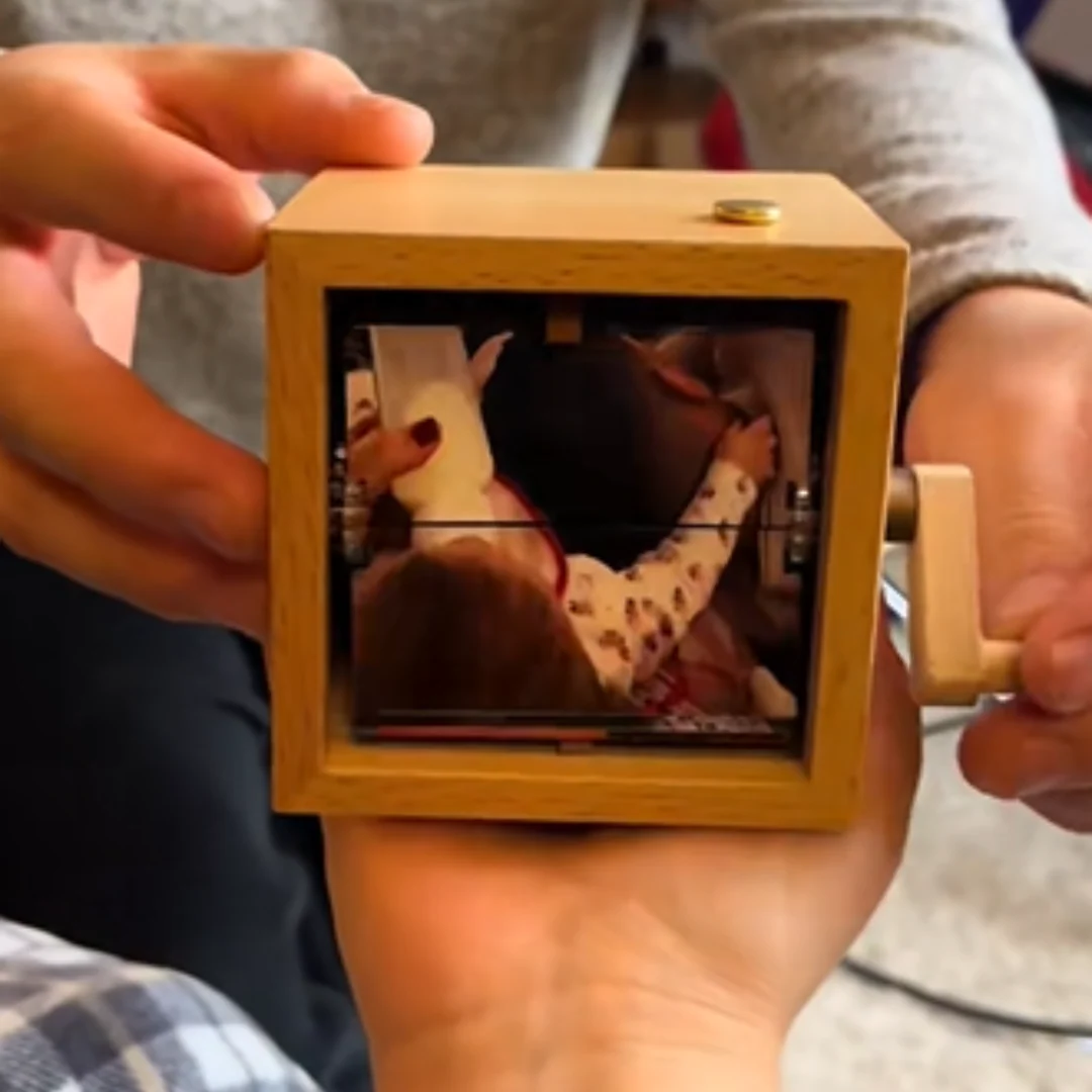 Customizable photo rotating album