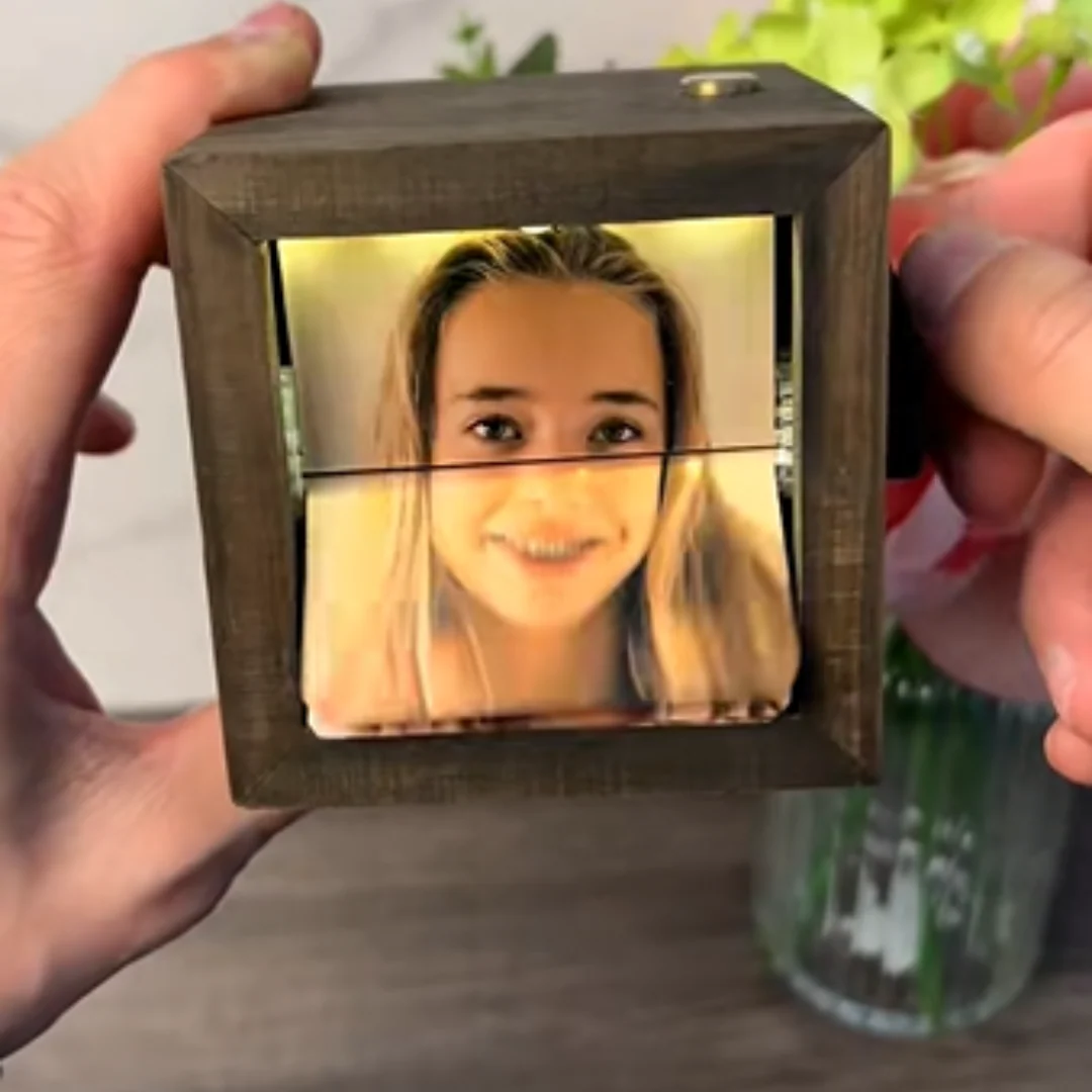 Customizable photo rotating album