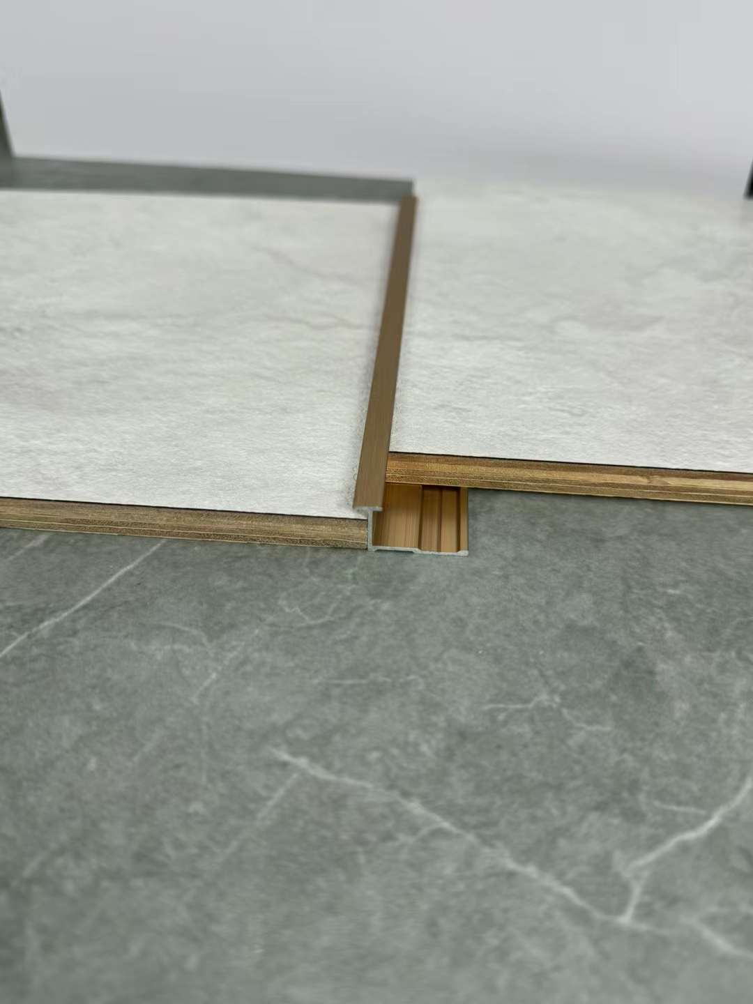 Aluminum joint for floor annd wall