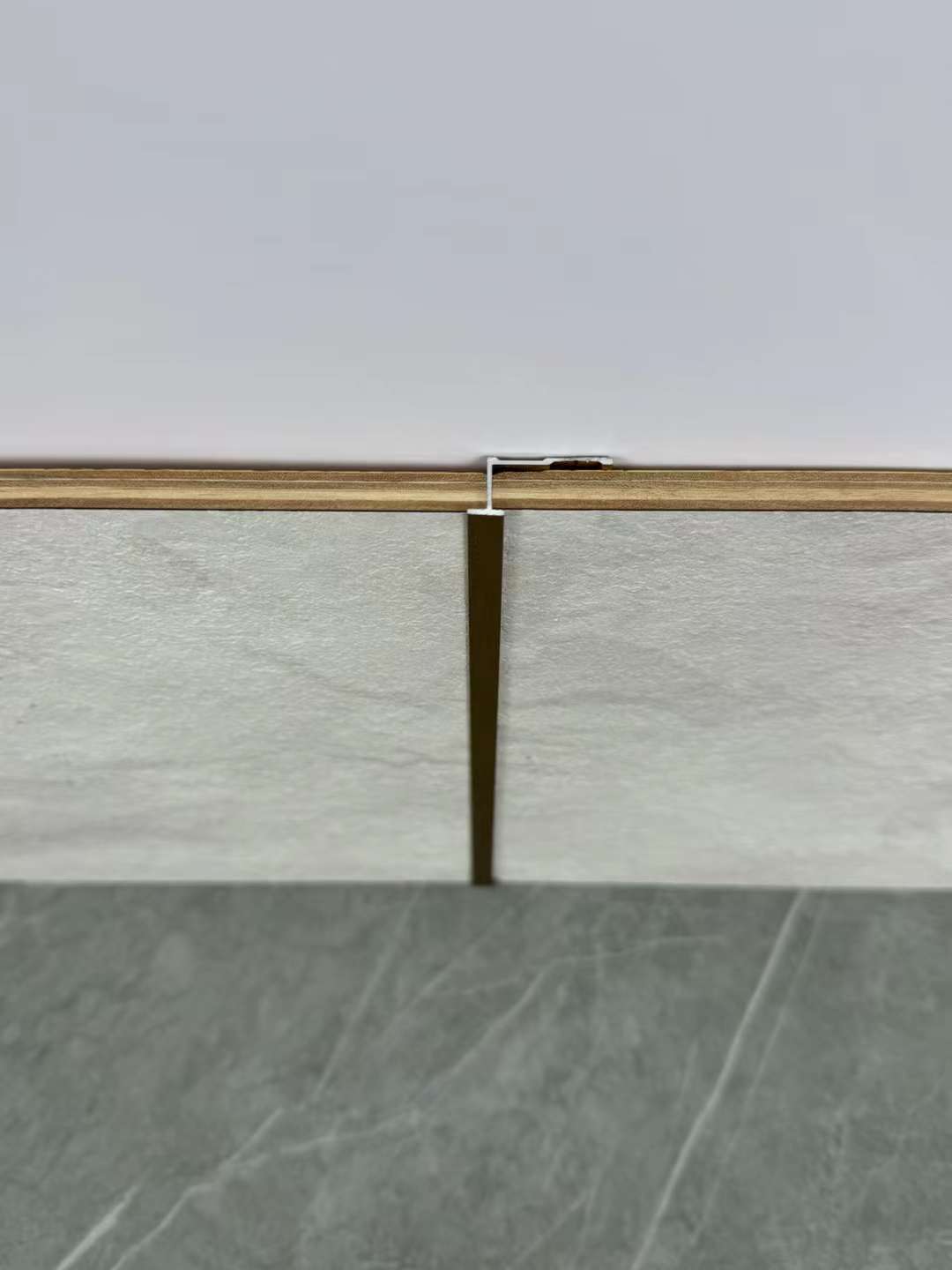 Aluminum joint for floor annd wall